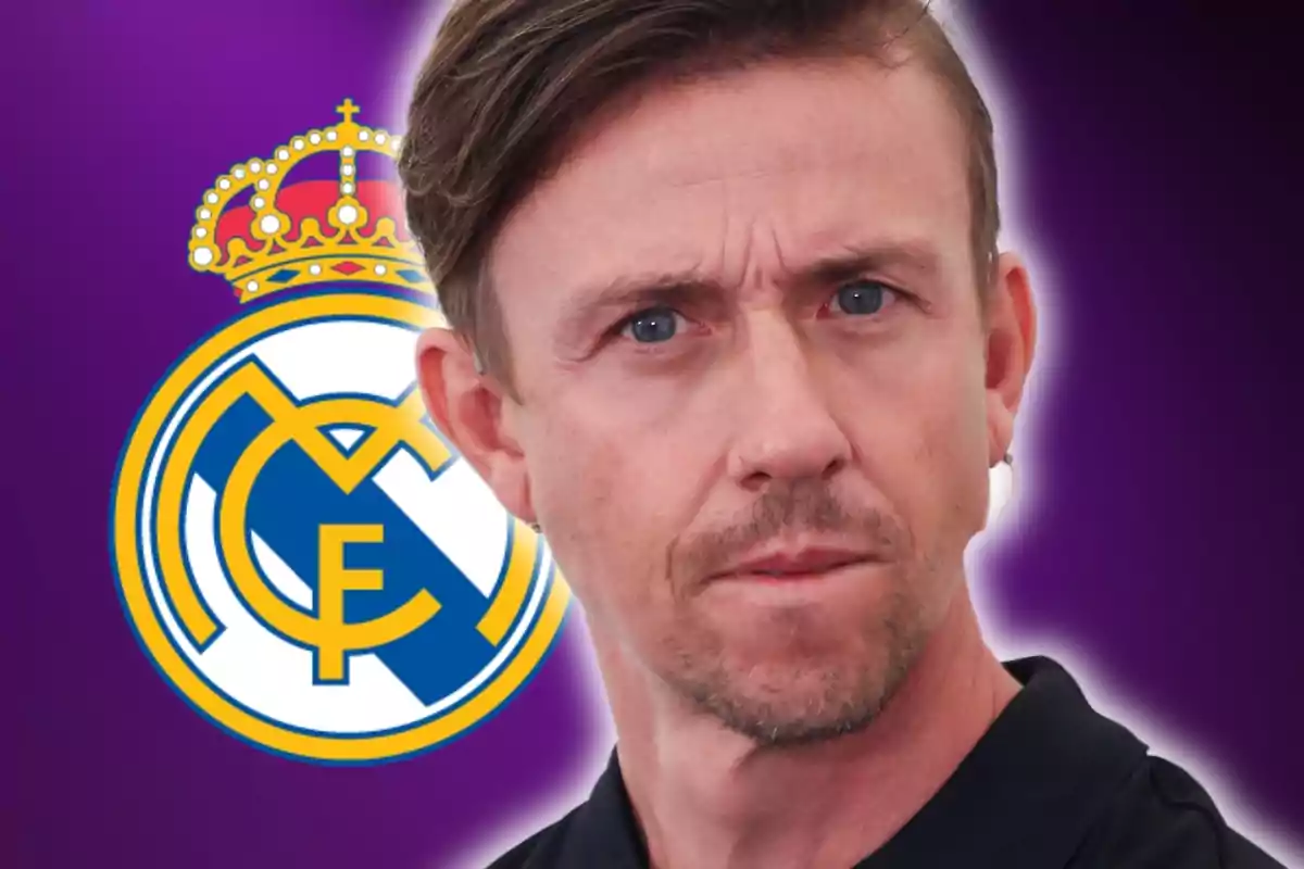 Un hombre con expresión seria frente al logo del Real Madrid sobre un fondo morado.