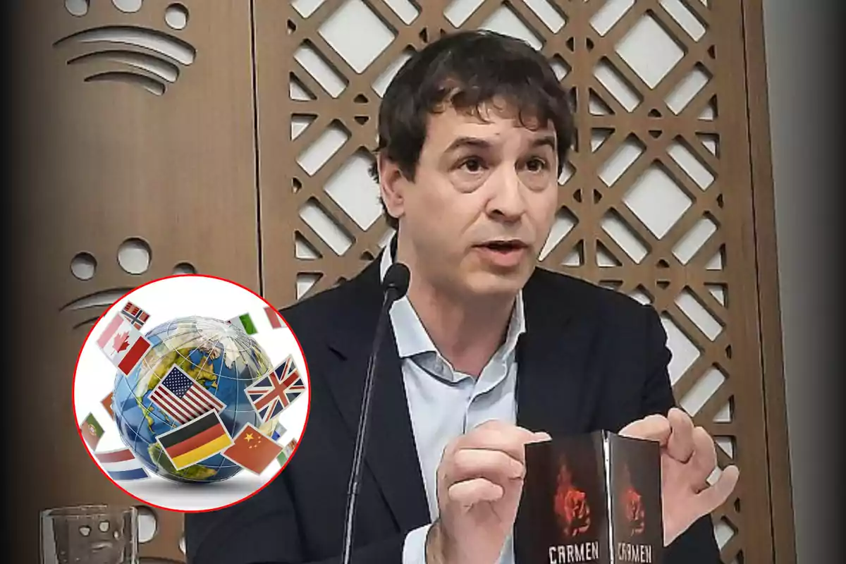 Un hombre hablando en un micrófono mientras sostiene un libro con una portada que dice "Carmen" y un diseño de fondo geométrico.