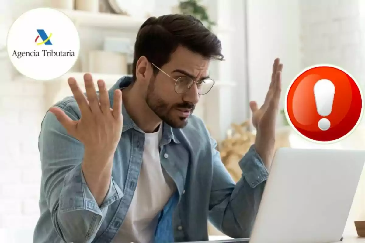 Un hombre con expresión de frustración frente a una computadora portátil, con el logo de la Agencia Tributaria y un icono de advertencia en el fondo.