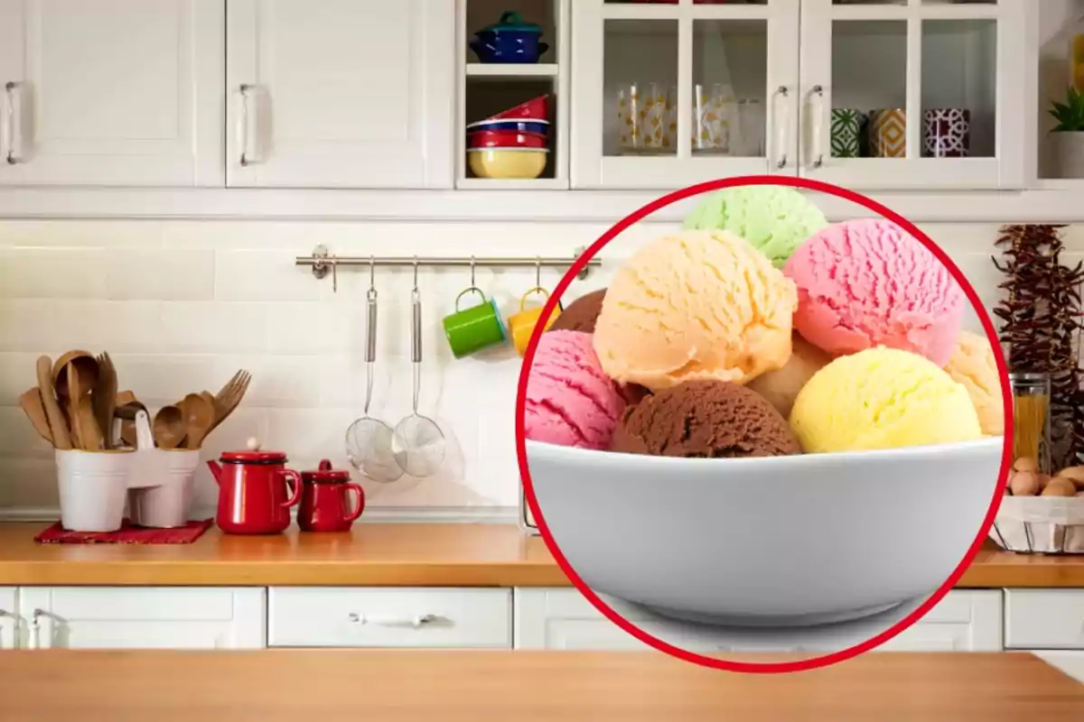 Un tazón de helado de varios sabores en una cocina con utensilios y tazas colgadas.