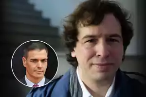 Un hombre de cabello oscuro mira a la cámara con una expresión neutral mientras en la esquina inferior izquierda aparece un recuadro con el rostro de otro hombre de cabello corto.