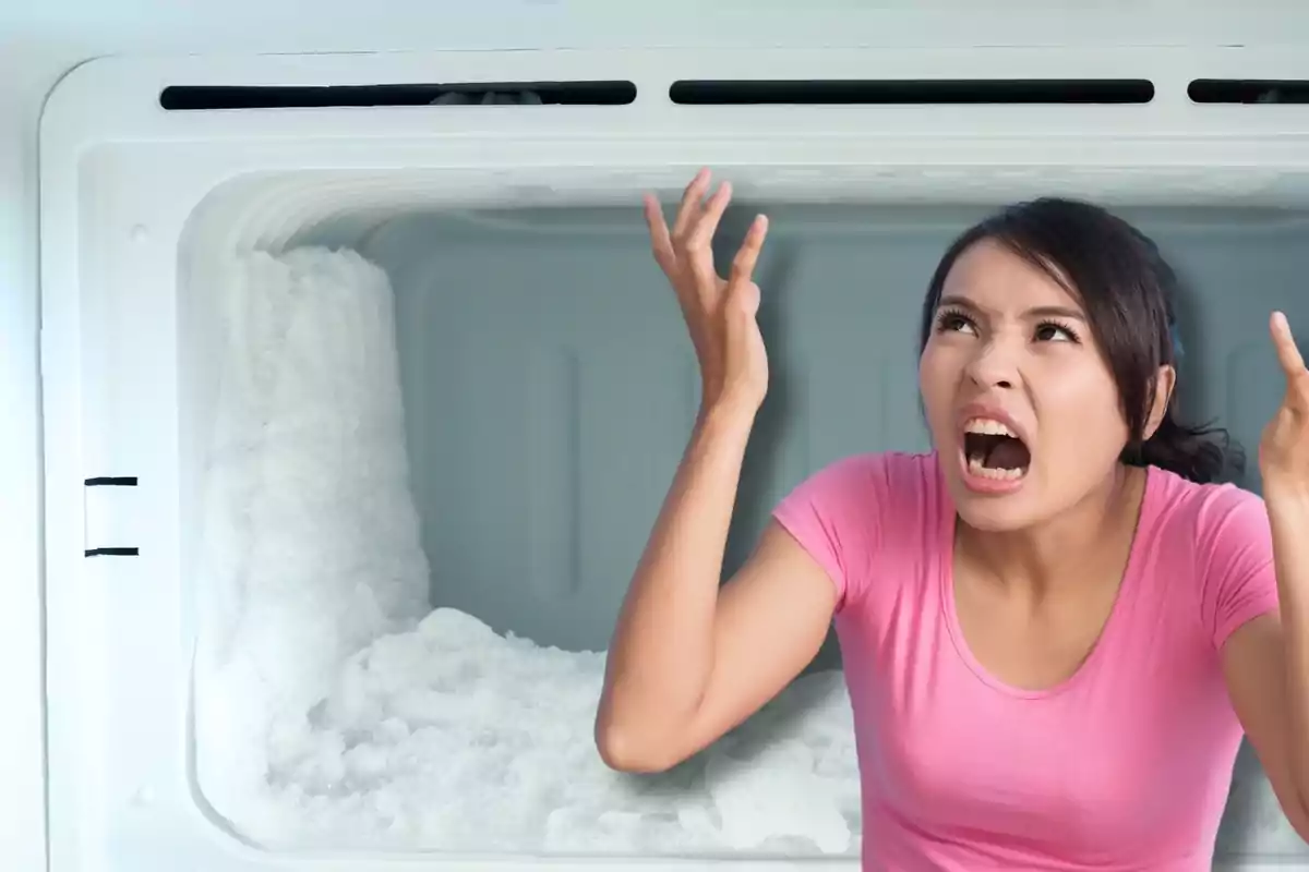 Persona con expresión de frustración frente a un congelador lleno de hielo.
