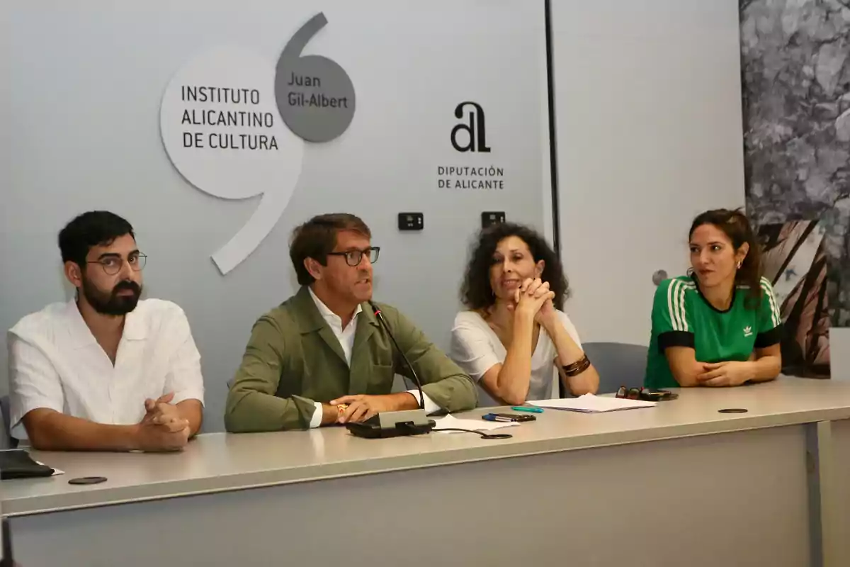 El diputado de Cultura, Juan de Dios Navarro, y la directora del IAC, Cristina Martínez, con Eugenio Mataix, Iratxe Arrizabalo y Paula Serrano