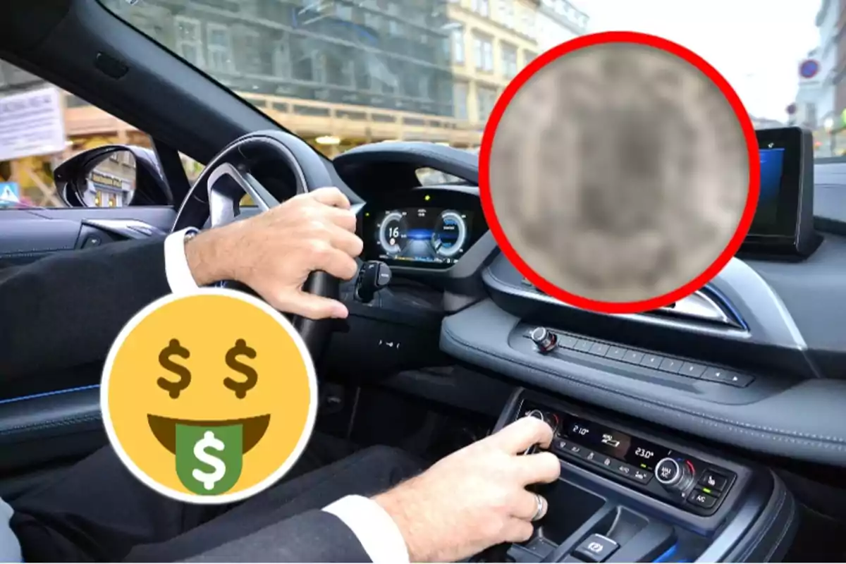 Una persona conduciendo un automóvil con un emoji de dinero y un área borrosa en el tablero.