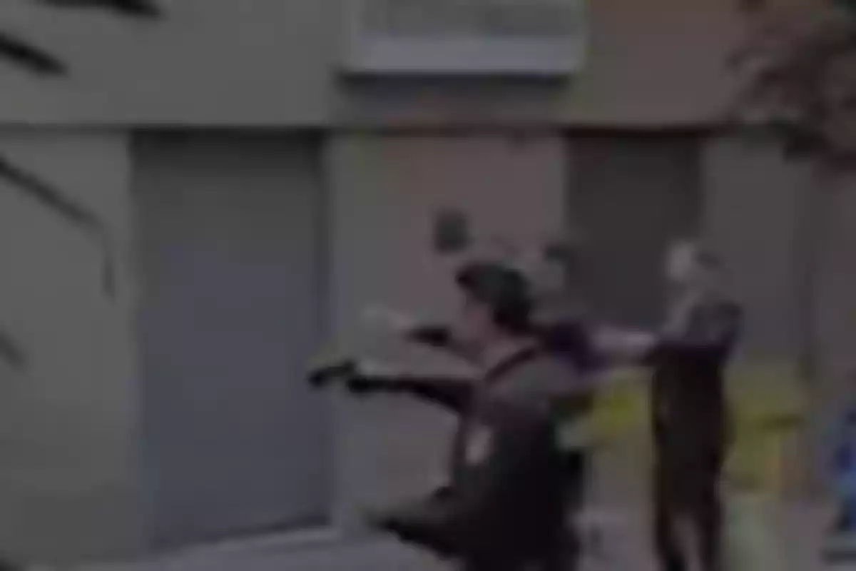Personas uniformadas apuntando con armas en un entorno urbano. Personas uniformadas apuntando con armas en un entorno urbano.