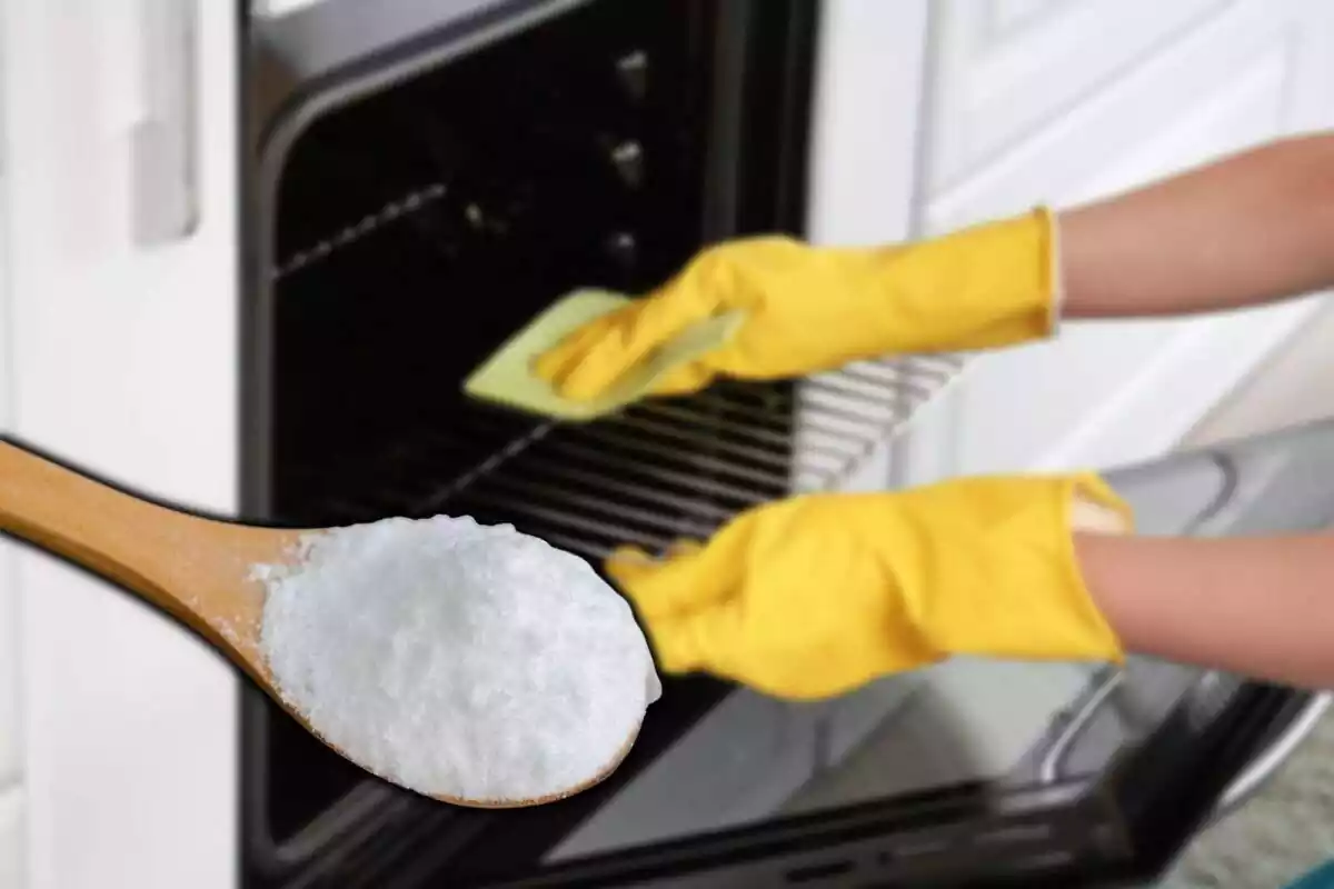 Cuchara con bicarbonato de sodio y persona limpiando horno