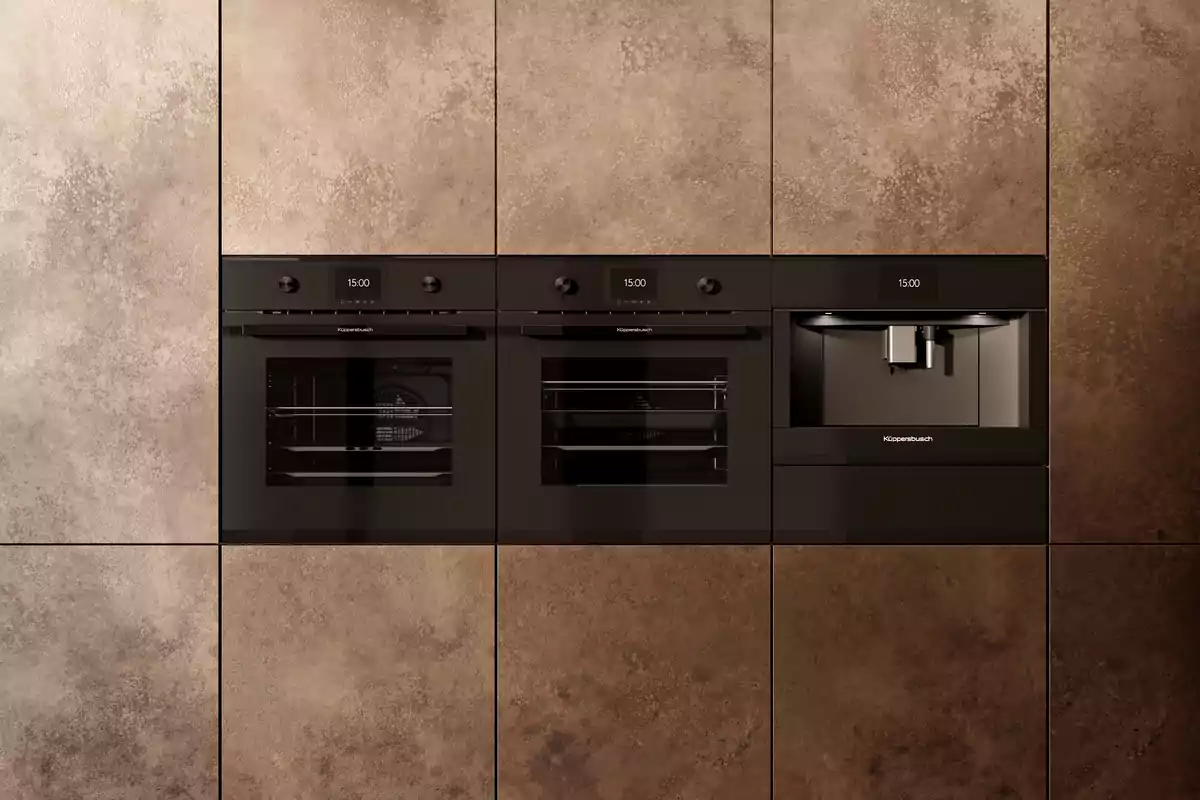 Electrodomésticos empotrados en una cocina moderna con acabado en tonos marrones.