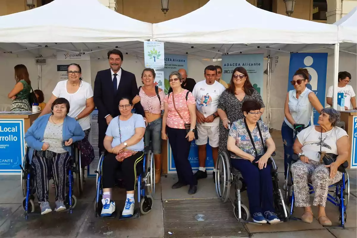 Barcala, alcalde de Alicante, en un encuentro con personas discapacitadas