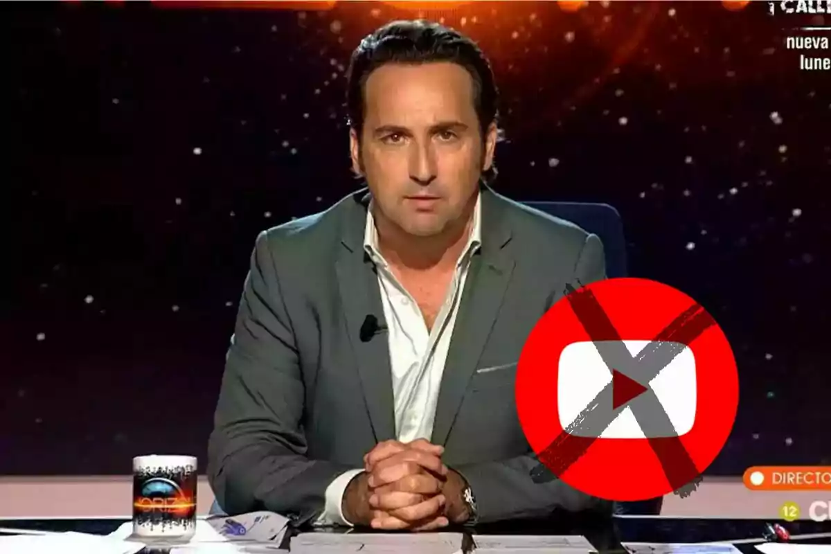 Un hombre en un set de televisión con un símbolo de prohibición sobre el logo de YouTube.