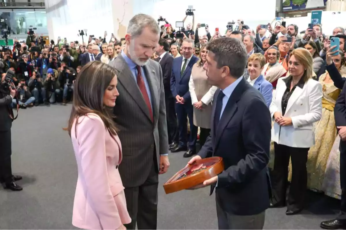 Mazón entregando a los Reyes un conjunto de abanicos elaborados por artesanos del Gremio de Abaniqueros