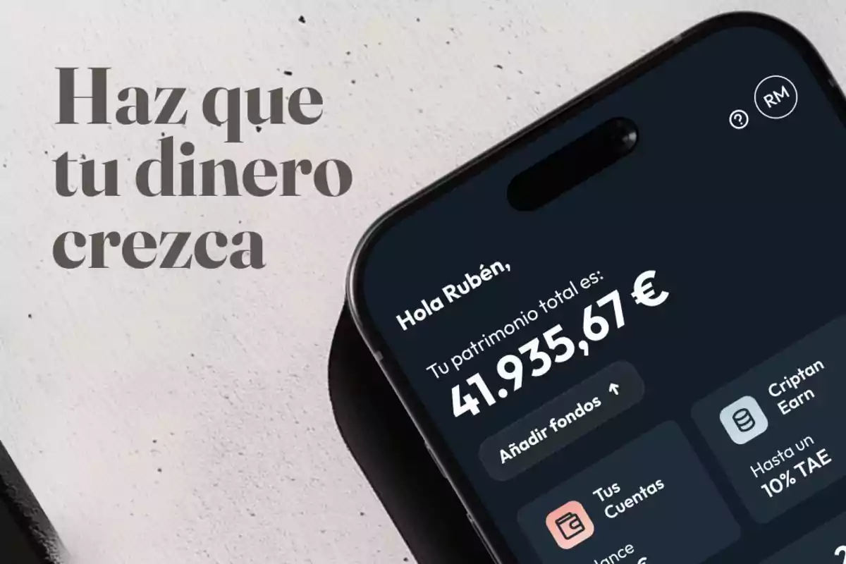 Teléfono móvil mostrando una aplicación financiera con el texto "Haz que tu dinero crezca" y un saldo de 41,935.67 euros.