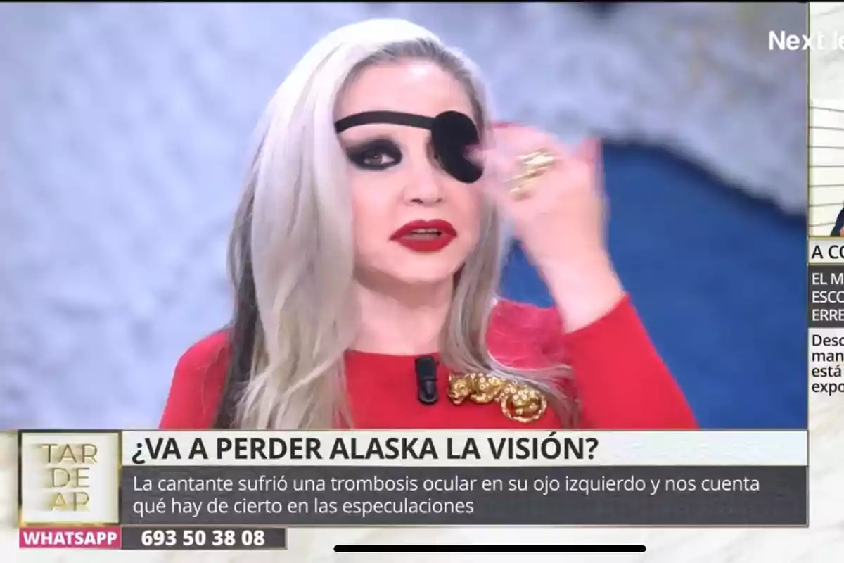 Alaska con un parche en el ojo izquierdo aparece en un programa de televisión con un titular que pregunta sobre la posible pérdida de visión debido a una trombosis ocular. Alaska con un parche en el ojo izquierdo aparece en un programa de televisión con un titular que pregunta sobre la posible pérdida de visión debido a una trombosis ocular.