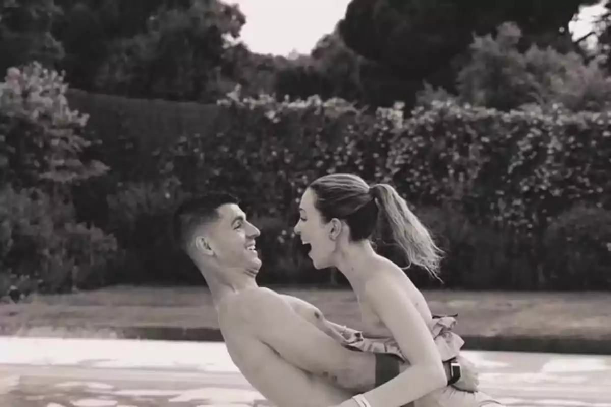 Álvaro Morata y Alice Campello sonrientes jugando en una piscina al aire libre rodeada de vegetación Álvaro Morata y Alice Campello sonrientes jugando en una piscina al aire libre rodeada de vegetación