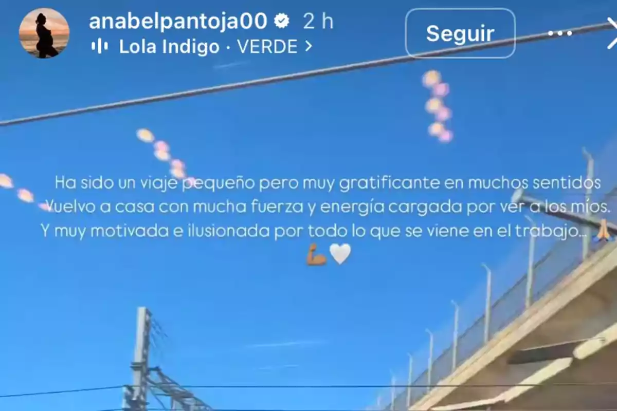 Una imagen de una historia de Instagram con un fondo de cielo azul y un texto que expresa gratitud por un viaje, mencionando el regreso a casa con energía y motivación para el trabajo. Una imagen de una historia de Instagram con un fondo de cielo azul y un texto que expresa gratitud por un viaje, mencionando el regreso a casa con energía y motivación para el trabajo.