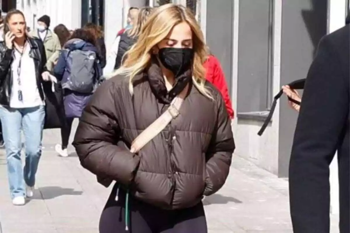 Imagen de Andrea Janeiro con mascarilla paseando por la calle