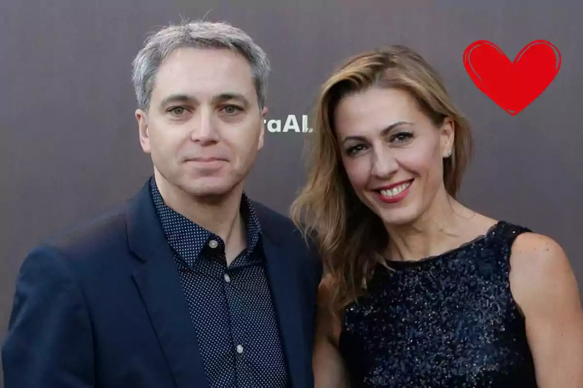 Vicente Vallés y Ángeles Blanco sonrientes posando juntos con un corazón rojo dibujado en la esquina superior derecha.