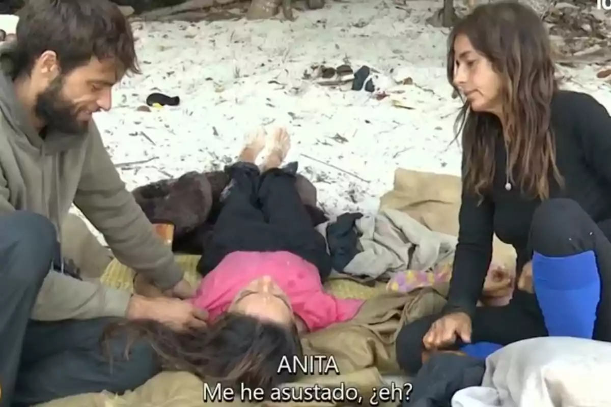 Anita, Montoya y Anita están en una playa, Montoya y Carmen están sentados junto a Anita acostada que parece estar descansando o recuperándose, mientras conversan. Anita, Montoya y Anita están en una playa, Montoya y Carmen están sentados junto a Anita acostada que parece estar descansando o recuperándose, mientras conversan.