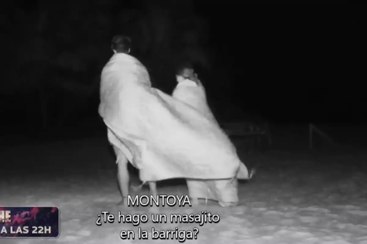 Anita y Montoya caminan por la playa envueltas en una manta durante la noche. Anita y Montoya caminan por la playa envueltas en una manta durante la noche.