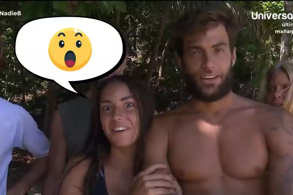 Un grupo de personas en la selva con una expresión de sorpresa y un emoji de cara sorprendida en un globo de diálogo.