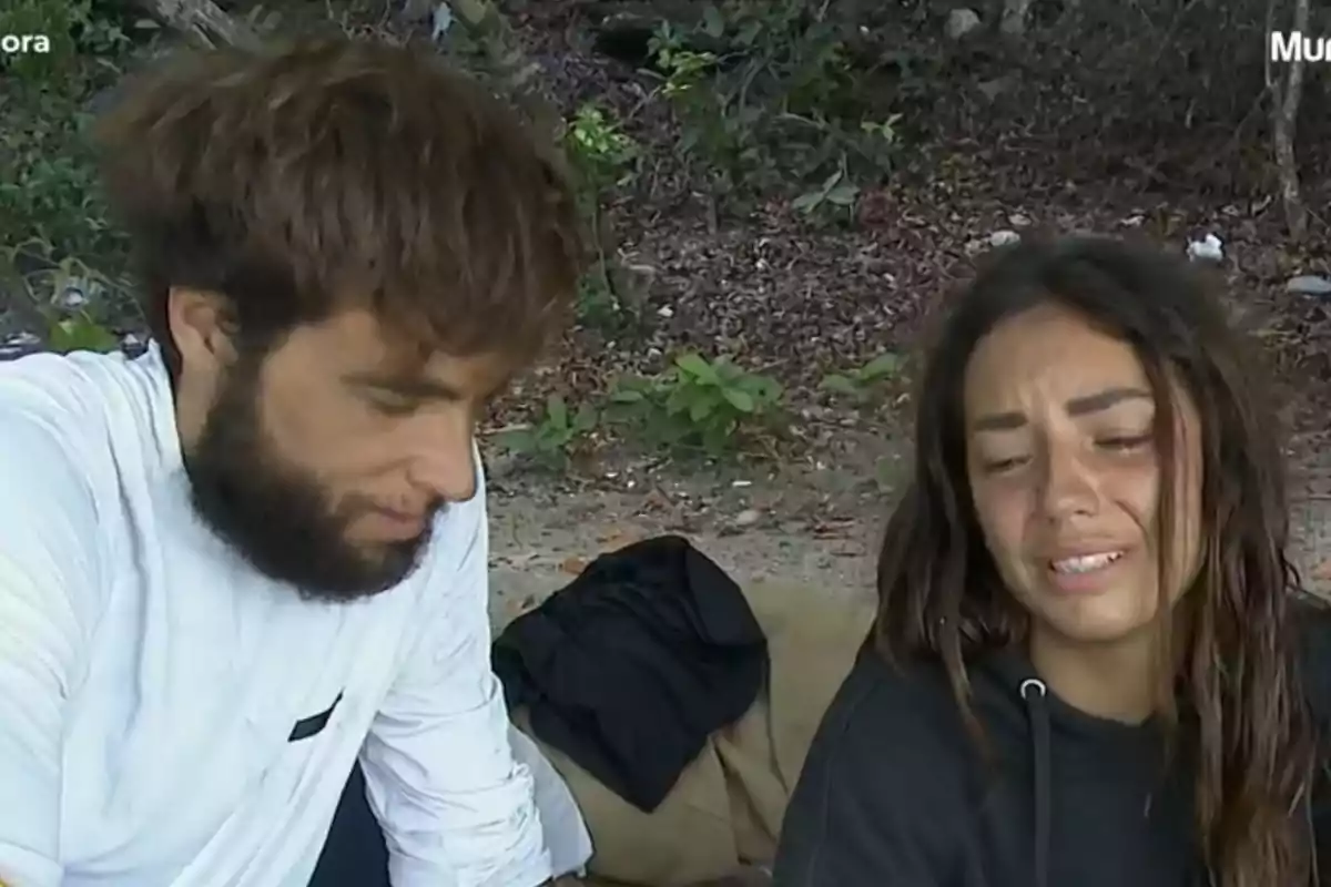 Anita y Montoya con ropa casual sentadas al aire libre en un entorno natural, una de ellas parece estar triste o llorando Anita y Montoya con ropa casual sentadas al aire libre en un entorno natural, una de ellas parece estar triste o llorando