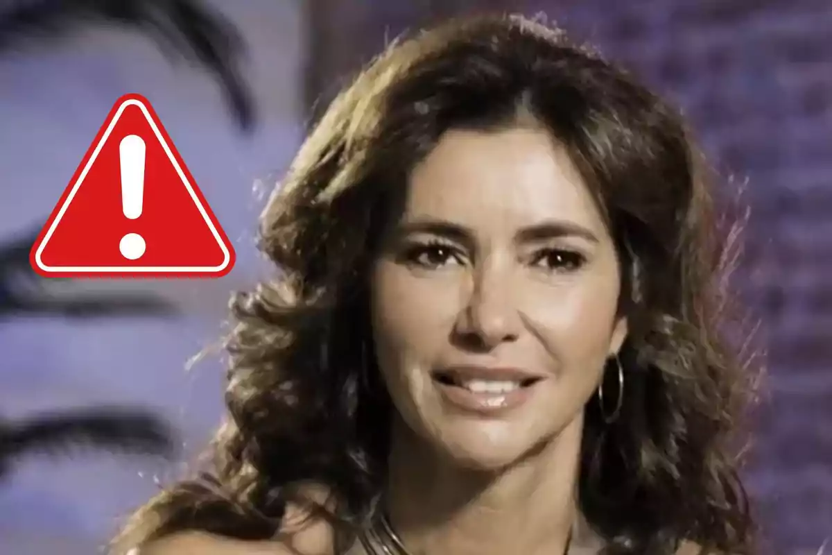 Arantxa del Sol de cabello castaño sonriente con un símbolo de advertencia rojo a su lado