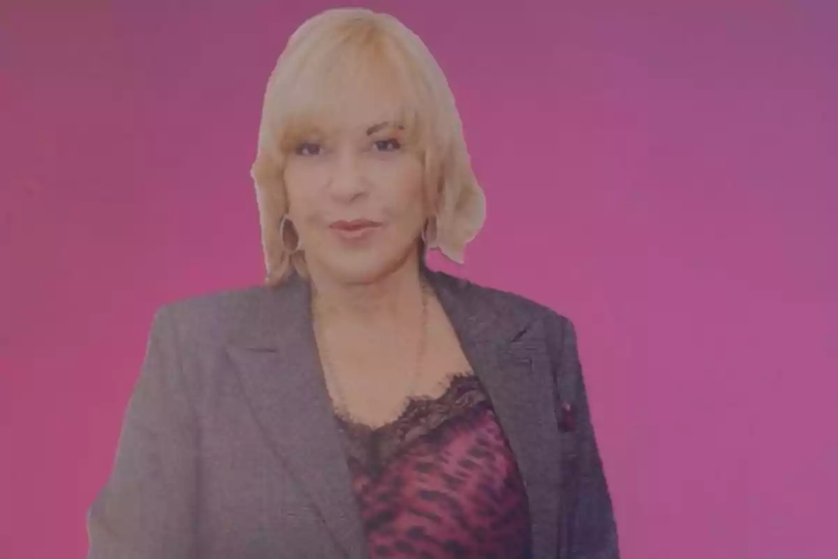 Bárbara Rey con cabello rubio y ropa formal sobre un fondo rosa. Bárbara Rey con cabello rubio y ropa formal sobre un fondo rosa.