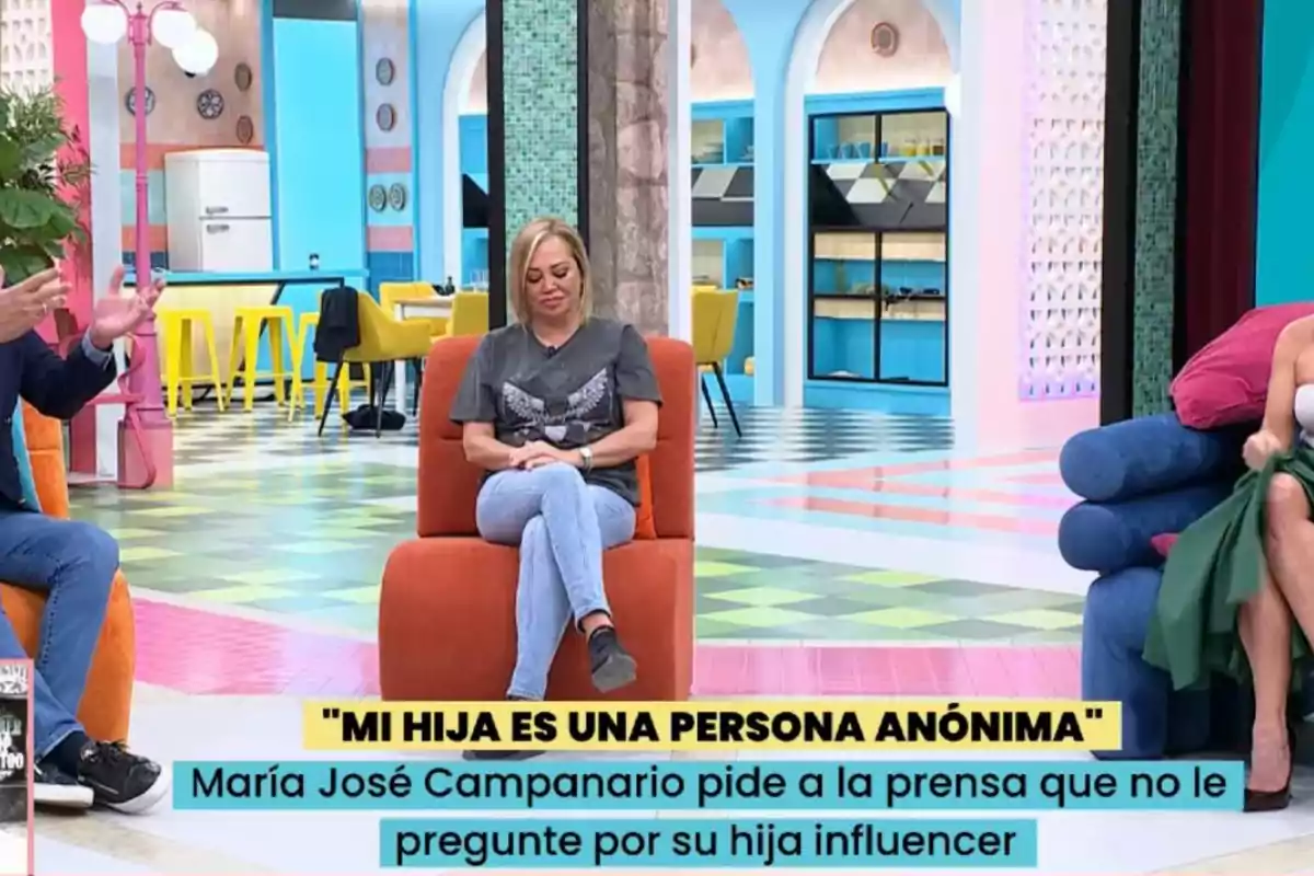 Un grupo de personas está sentado en un set de televisión colorido, con muebles y decoración vibrantes, mientras conversan. Hay un texto en la parte inferior que menciona a una persona pidiendo privacidad para su hija. Un grupo de personas está sentado en un set de televisión colorido, con muebles y decoración vibrantes, mientras conversan. Hay un texto en la parte inferior que menciona a una persona pidiendo privacidad para su hija.