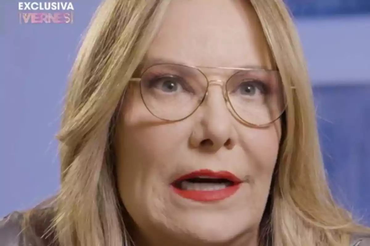 Belén Rodríguez con gafas y labios rojos en un entorno de entrevista. Belén Rodríguez con gafas y labios rojos en un entorno de entrevista.