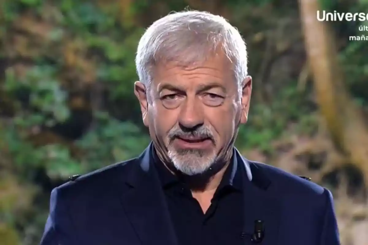 Carlos Sobera de cabello canoso y barba está hablando frente a un fondo natural. Carlos Sobera de cabello canoso y barba está hablando frente a un fondo natural.
