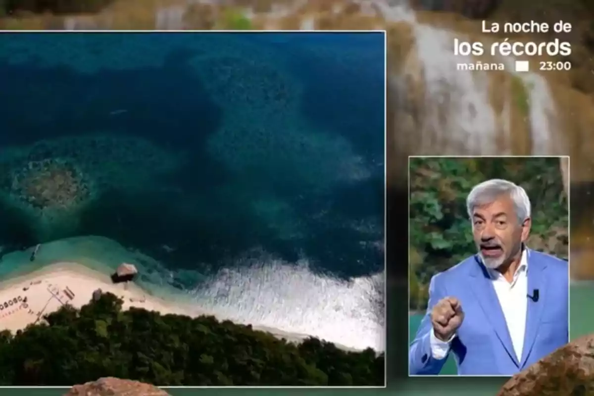 Una imagen muestra una vista aérea de una playa con aguas cristalinas y un pequeño refugio, junto a un recuadro de Carlos Sobera hablando, con texto que anuncia Una imagen muestra una vista aérea de una playa con aguas cristalinas y un pequeño refugio, junto a un recuadro de Carlos Sobera hablando, con texto que anuncia