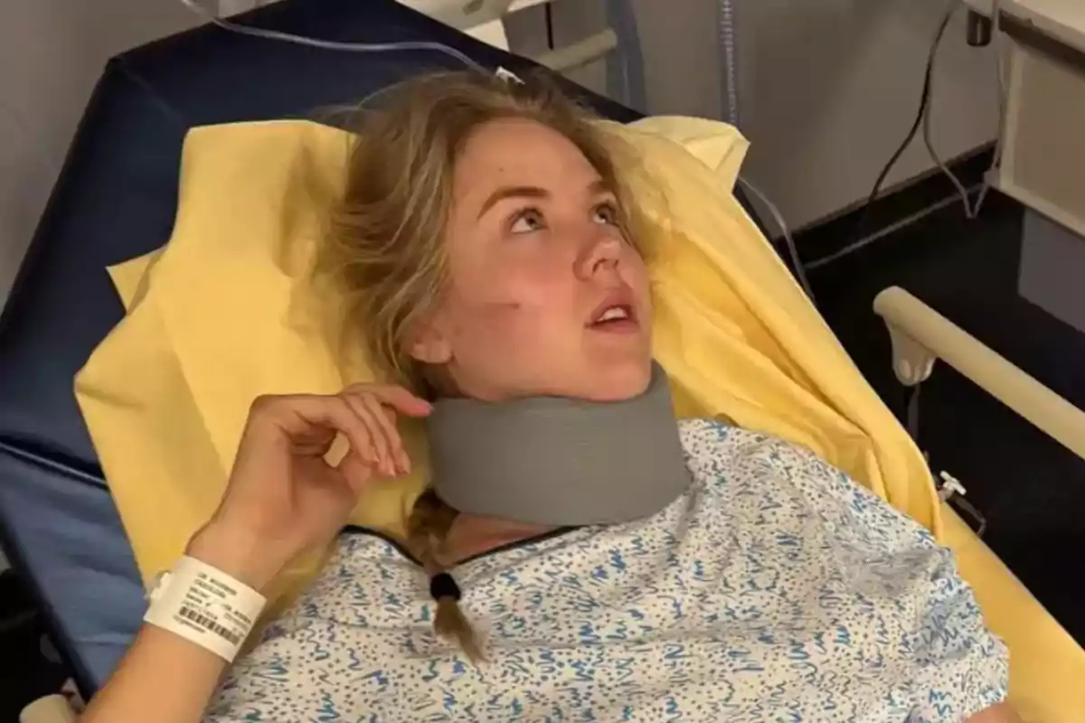 Carolina de Borbón joven acostada en una camilla de hospital con collarín cervical y bata médica mirando hacia arriba Carolina de Borbón joven acostada en una camilla de hospital con collarín cervical y bata médica mirando hacia arriba