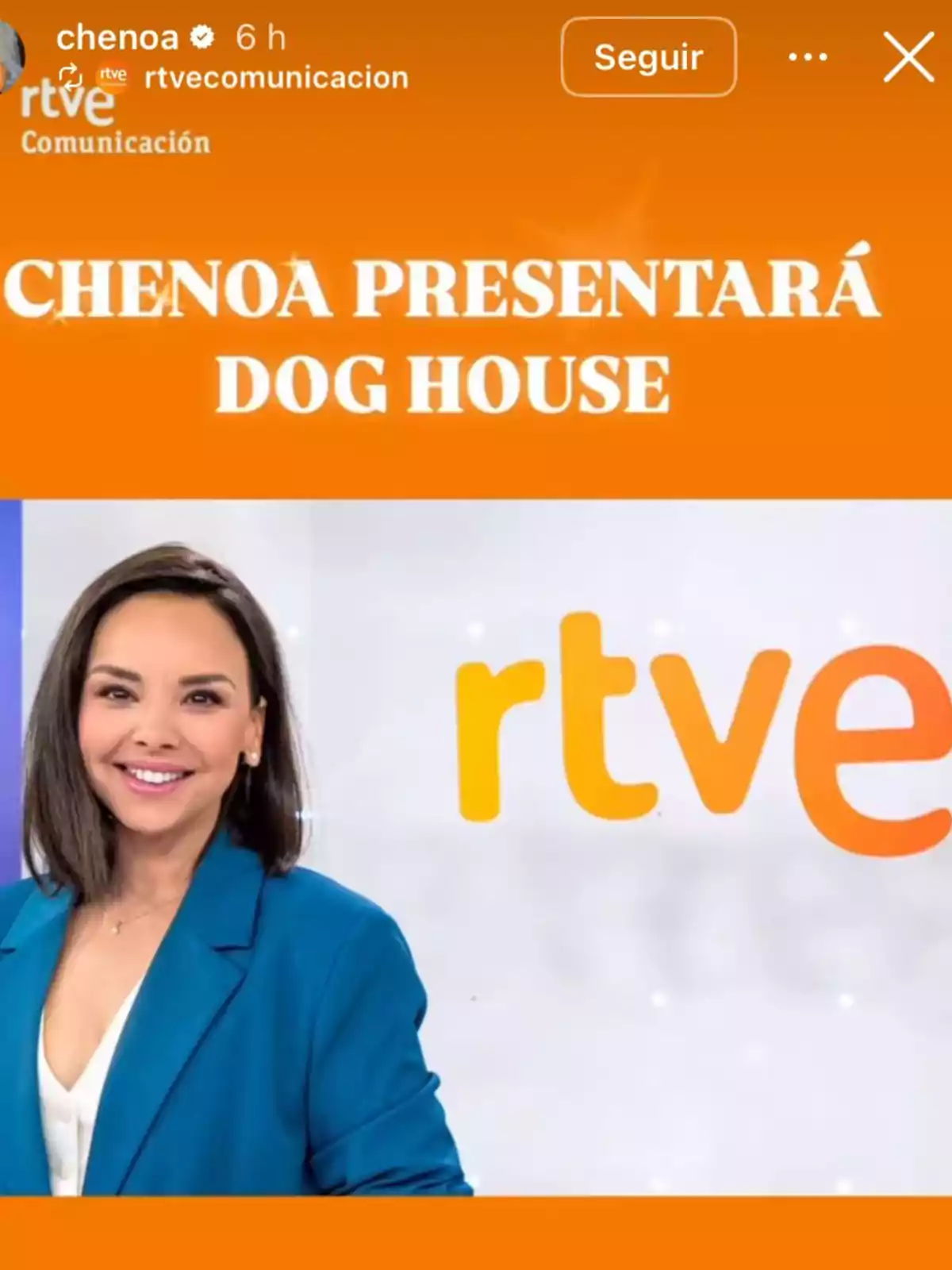 Chenoa sonríe frente a un fondo con el logo de RTVE y un anuncio en letras blancas sobre fondo naranja que dice que presentará el programa Dog House Chenoa sonríe frente a un fondo con el logo de RTVE y un anuncio en letras blancas sobre fondo naranja que dice que presentará el programa Dog House