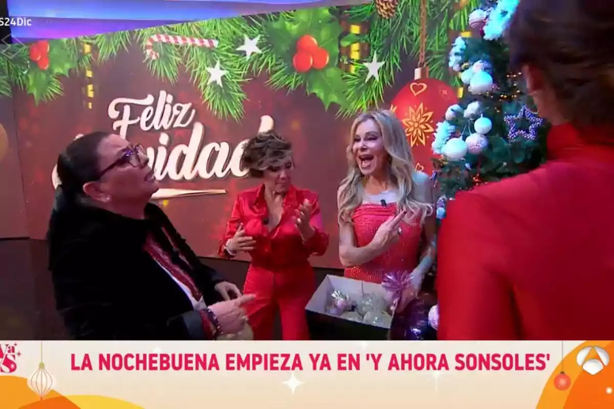 Un grupo de personas celebra la Navidad en un set decorado con un árbol y adornos festivos.