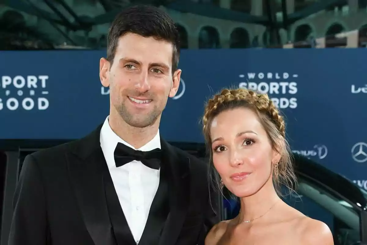 Imagen de Novak Djokovic junto a su pareja Jelena posando en un photocall