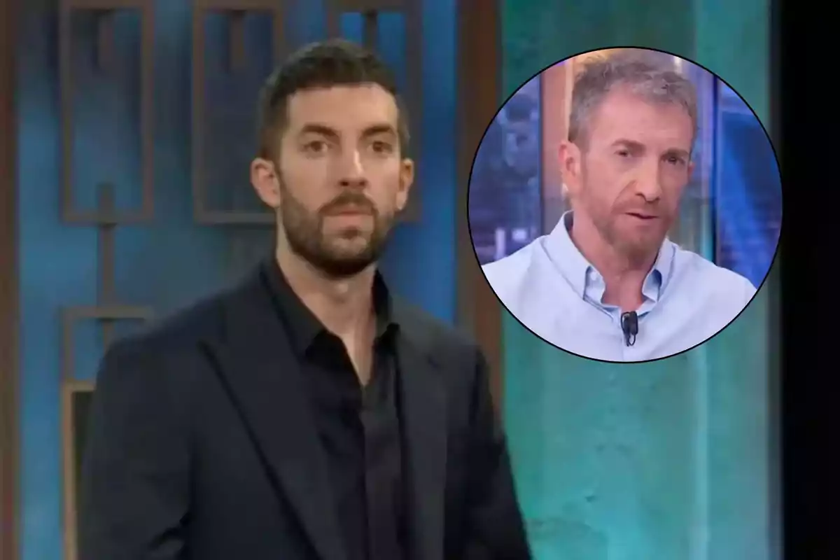 David Broncano con barba y traje oscuro aparece en un estudio de televisión con un recuadro que muestra a Pablo Motos con barba y camisa clara.