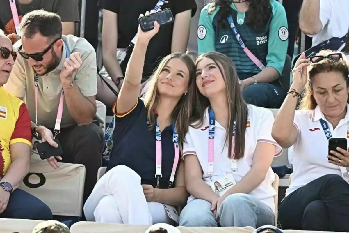 Image of Princess Leonor and Infanta Sofía taking a photo with a phone at the Paris 2024 Olympics Image of Princess Leonor and Infanta Sofía taking a photo with a phone at the Paris 2024 Olympics