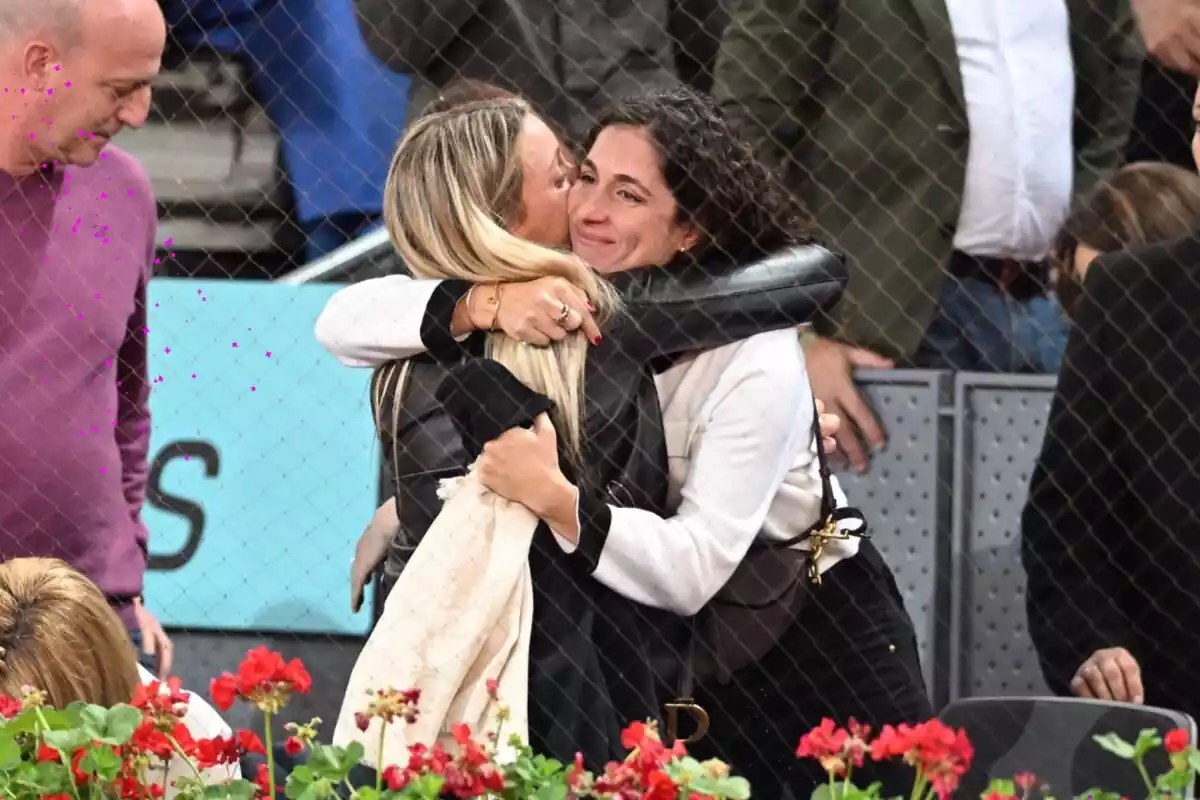 Imagen de Mery Perelló con Maribel Nadal abrazadas en el Mutua Open Madrid