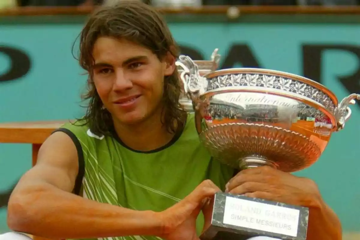 Imagen de Rafa Nadal sujetando un trofeo del Roland Garros en sus primeros años