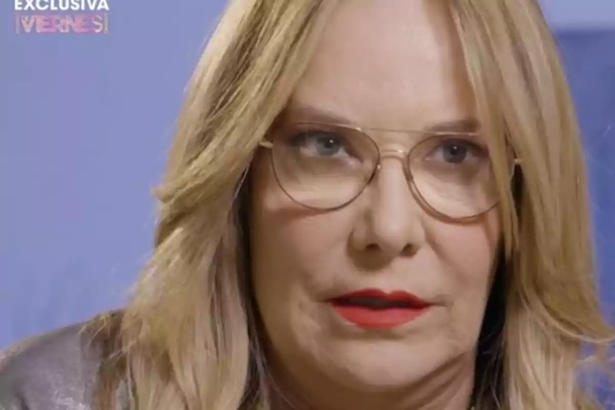 Belén Rodríguez con gafas y cabello rubio mirando hacia adelante con expresión seria. Belén Rodríguez con gafas y cabello rubio mirando hacia adelante con expresión seria.