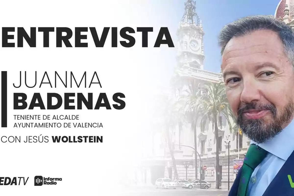 Entrevista con Juanma Badenas, teniente de alcalde del Ayuntamiento de Valencia, junto a Jesús Wollstein, con fondo de un edificio y palmeras.