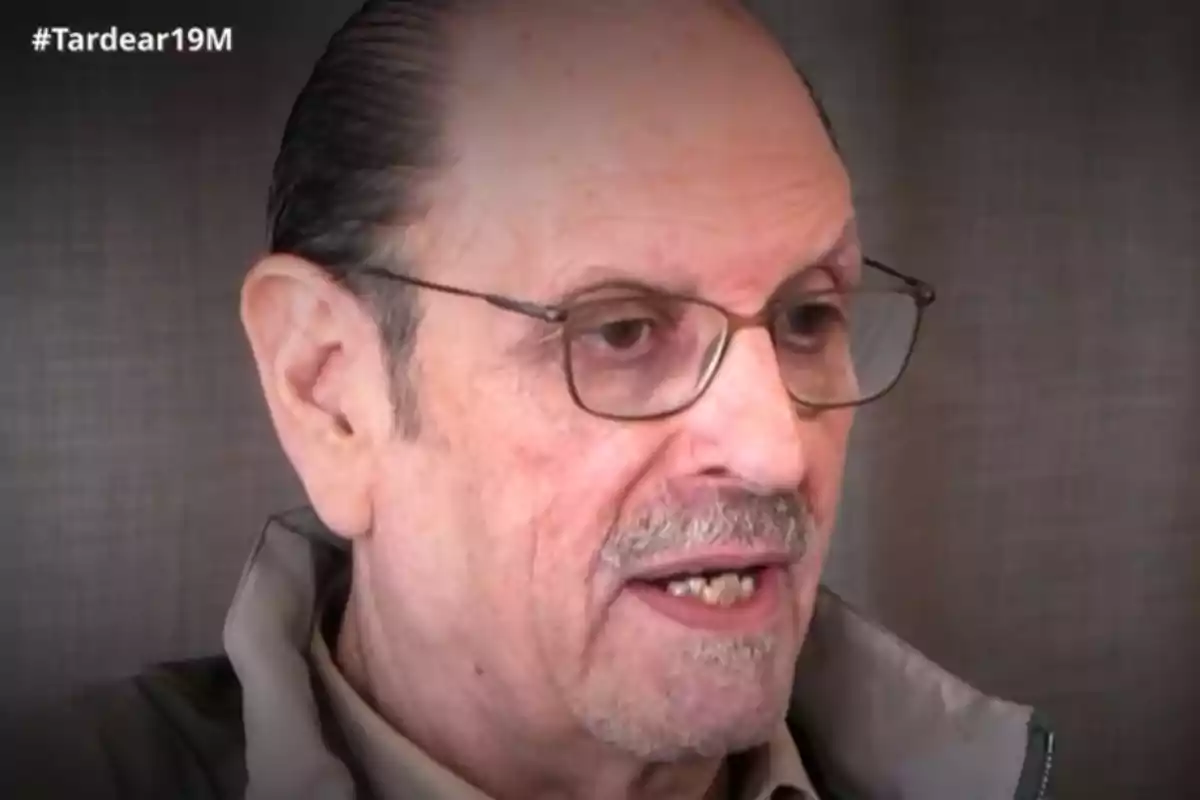 Diego Gómez mayor con gafas y chaqueta habla mientras mira hacia un lado. Diego Gómez mayor con gafas y chaqueta habla mientras mira hacia un lado.