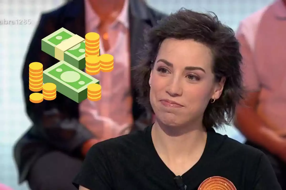 Rosa con expresión pensativa en un programa de televisión con ilustración de billetes y monedas sobrepuesta
