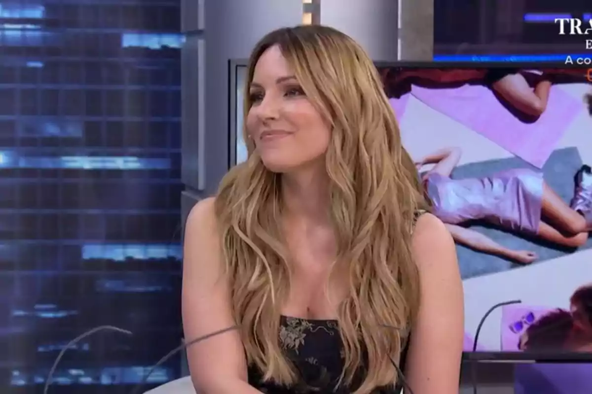Edurne con cabello largo y rubio sonriendo en un estudio de televisión. Edurne con cabello largo y rubio sonriendo en un estudio de televisión.