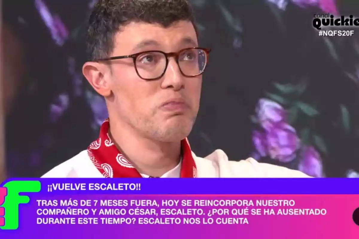 Escaleto with glasses and a red scarf appears on 'Ni que fuéramos' with text at the bottom announcing his return after more than seven months of absence.