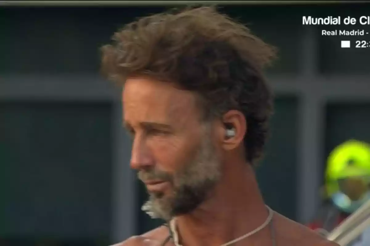 Álvaro Muñoz Escassi de cabello y barba canosa usando un auricular y mirando hacia un lado en un entorno al aire libre Álvaro Muñoz Escassi de cabello y barba canosa usando un auricular y mirando hacia un lado en un entorno al aire libre