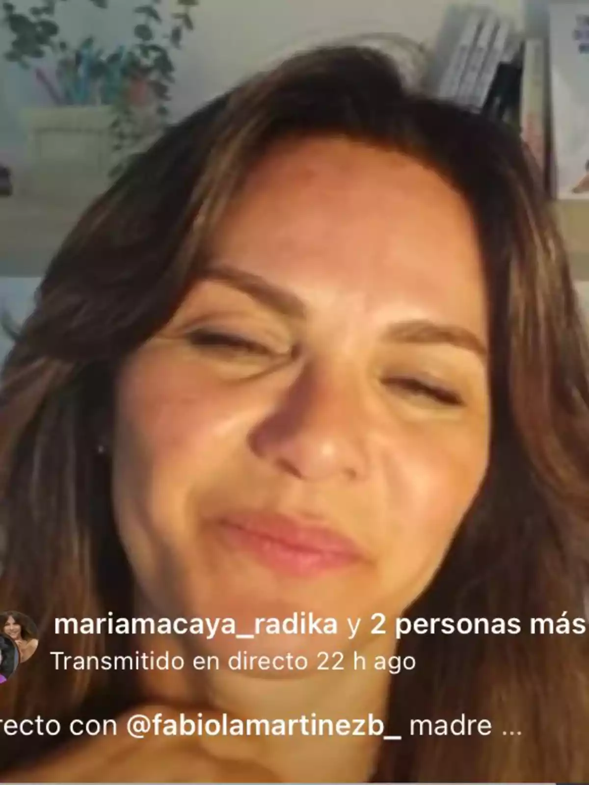 Fabiola Martínez sonriente con cabello castaño aparece en una transmisión en vivo, con plantas y libros en el fondo. Fabiola Martínez sonriente con cabello castaño aparece en una transmisión en vivo, con plantas y libros en el fondo.