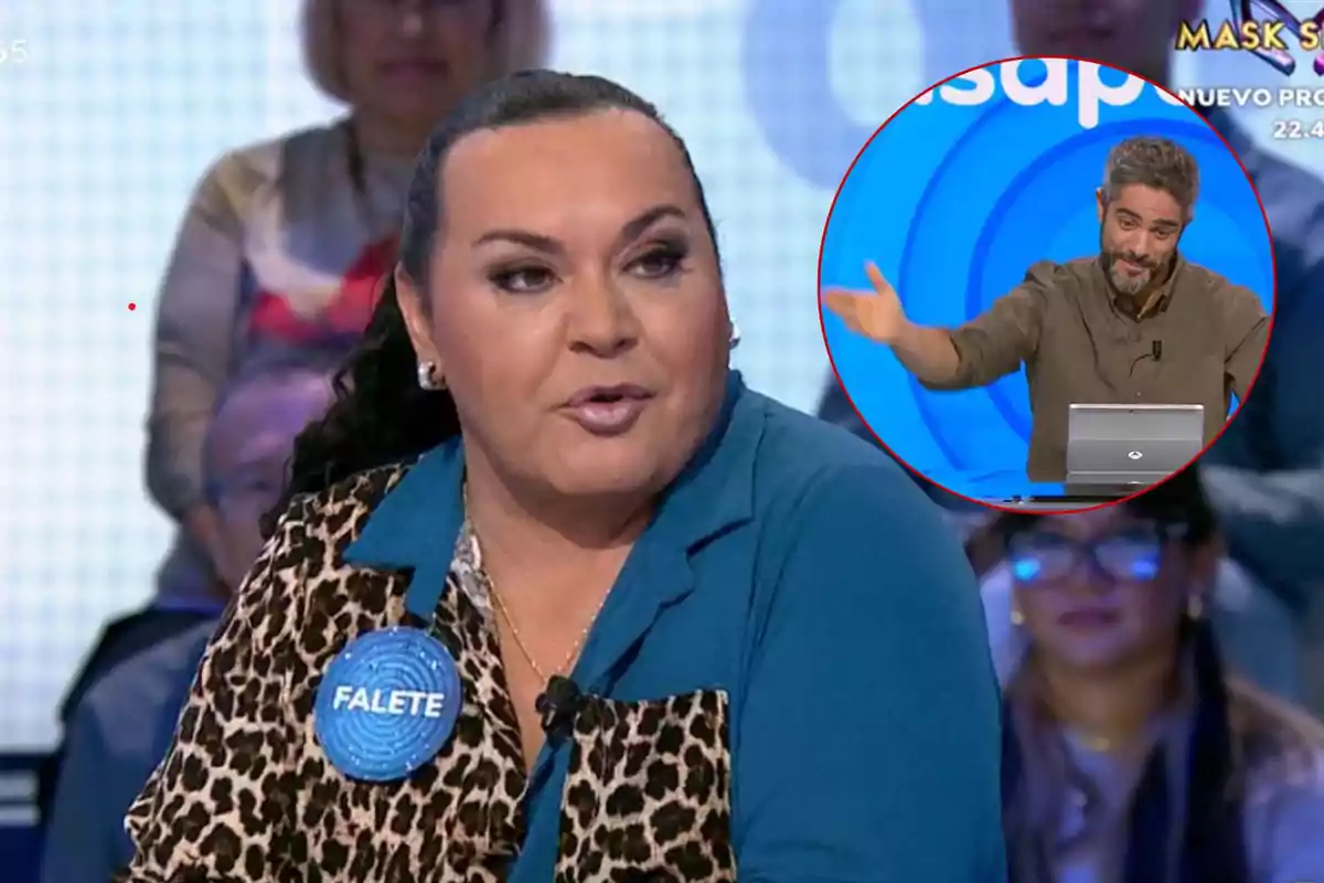 Falete con una camisa azul y chaleco de estampado animal está en un programa de televisión, con un círculo en la esquina superior derecha mostrando a Roberto Leal gesticulando.