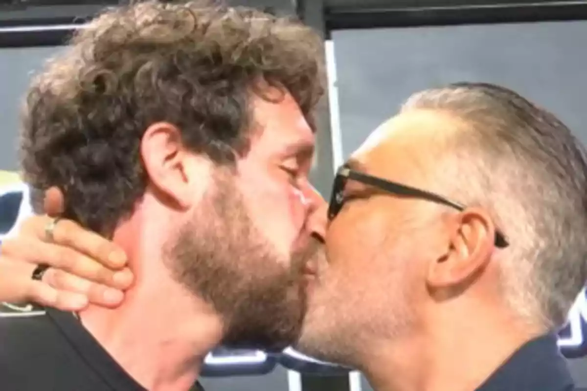 Fran Antón y Kiko Hernández se besan en los labios mientras uno de ellos sostiene la nuca del otro con la mano Fran Antón y Kiko Hernández se besan en los labios mientras uno de ellos sostiene la nuca del otro con la mano