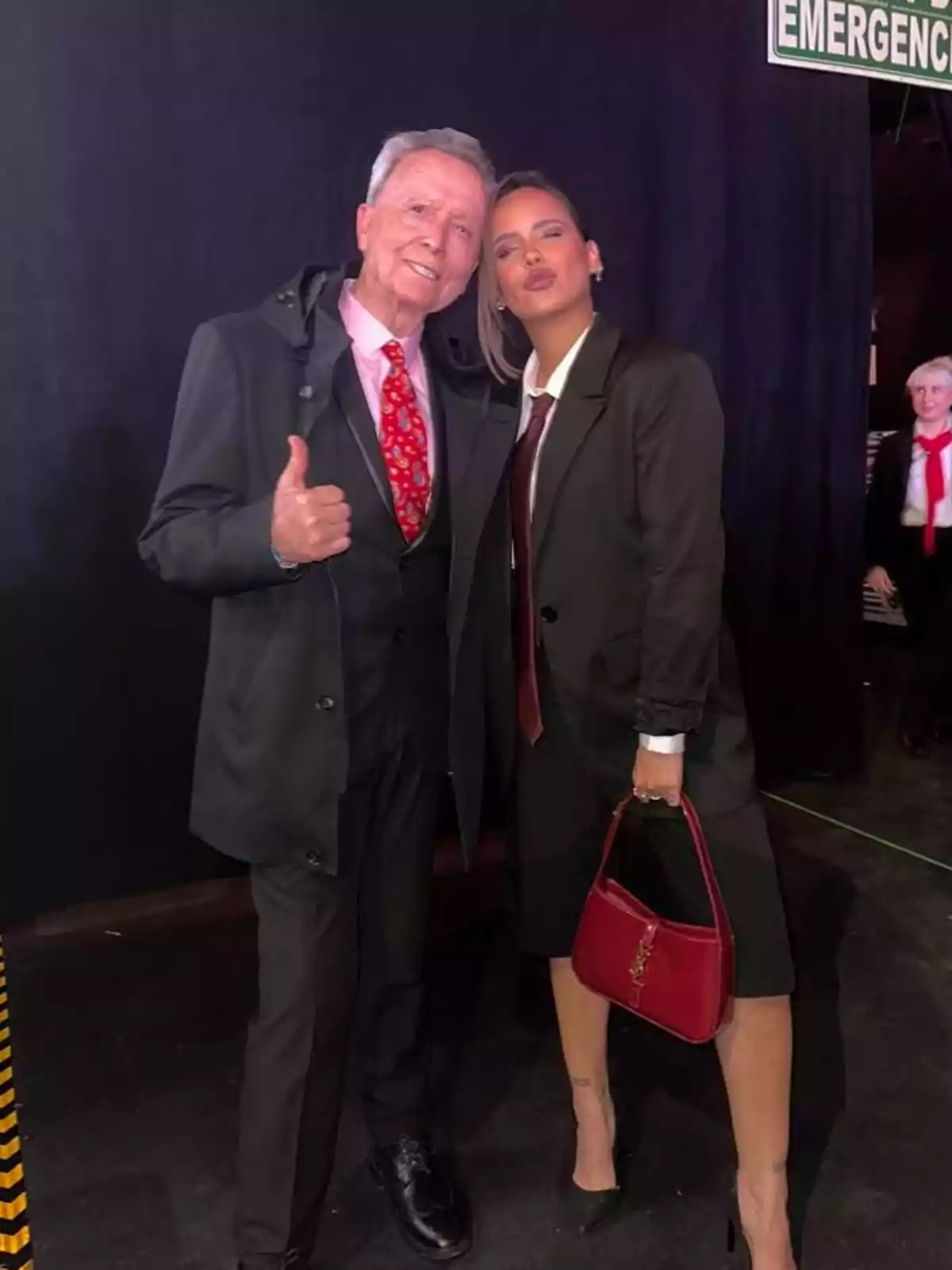José Ortega Cano mayor y Gloria Camila joven posan juntos sonriendo y haciendo gestos amistosos mientras están vestidos formalmente. José Ortega Cano mayor y Gloria Camila joven posan juntos sonriendo y haciendo gestos amistosos mientras están vestidos formalmente.