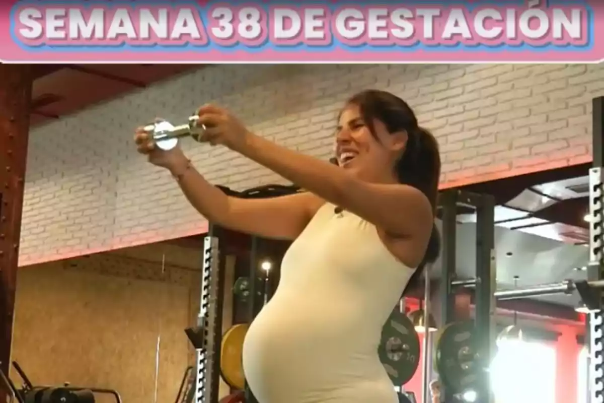 Isa Pantoja embarazada sonriente haciendo ejercicio en un gimnasio durante la semana 38 de gestación Isa Pantoja embarazada sonriente haciendo ejercicio en un gimnasio durante la semana 38 de gestación